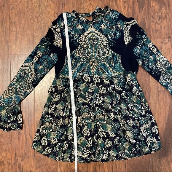 Free People Lady Luck Printed Tunic Blouse Size Medium Open Back Buttons Flare - Picture 11 of 13